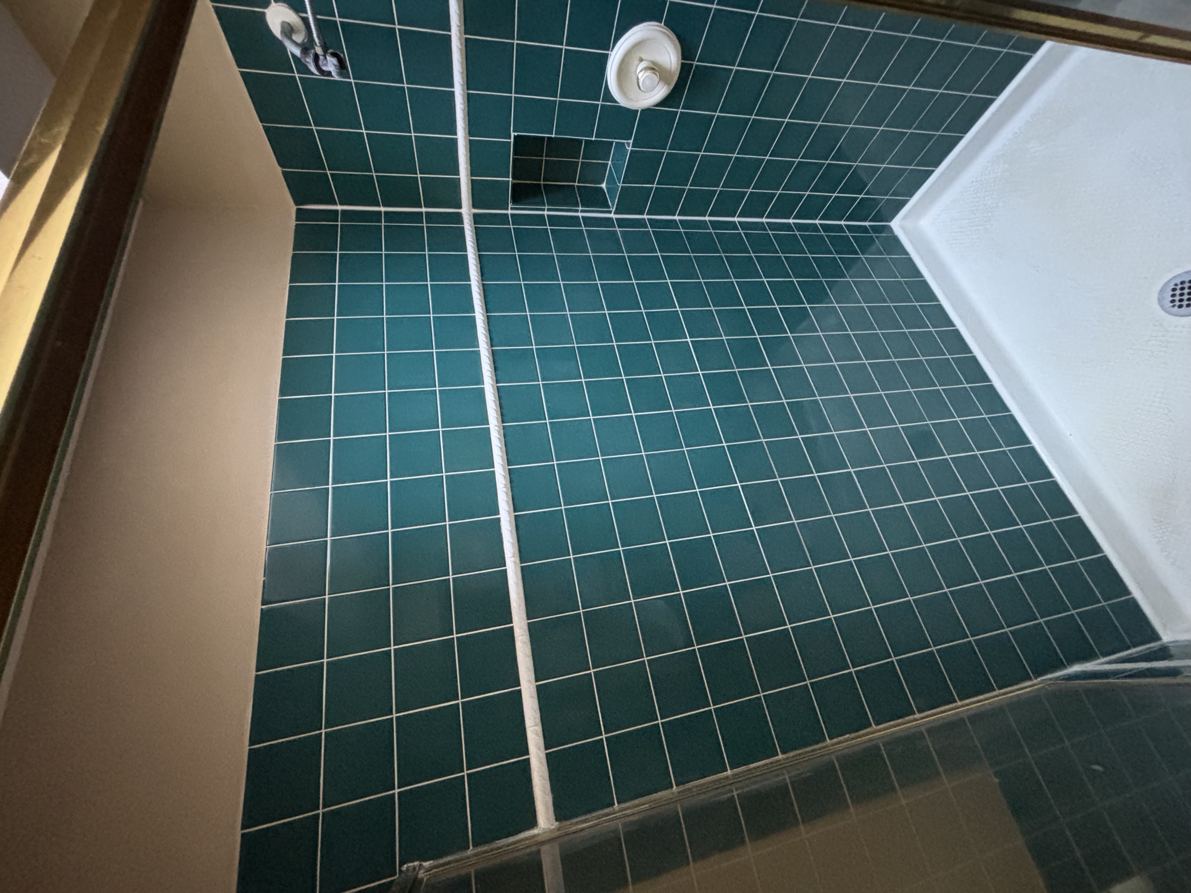 Pristine clean bathroom tiles after deep cleaning service in Everett WA